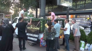 Bursada bir mağaza 4 kamyon karpuz dağıttı