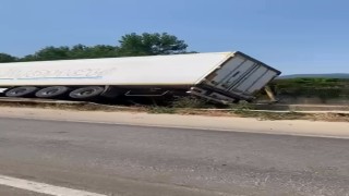 Bursada kontrolden çıkan tır devrildi