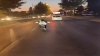 Bursada motosiklete uzanarak gitti, canını hiçe saydı