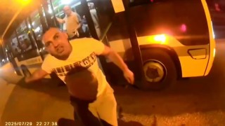 Bursada otobüs şoförü ile motosiklet sürücüsü arasında yol verme tartışması