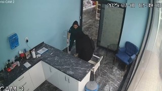 Bursadaki depremde tedavi gören köpeği içeride bırakmadı