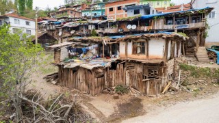 Büyük yangından geriye kalan yapı görenlerin ilgisini çekiyor