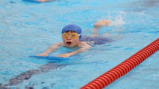 Büyükşehir Yaz Okullarında minik yüzücülerin sertifika heyecanı