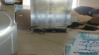 Buzdolabı motoruna giren yılanı itfaiye çıkardı