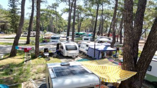 Çadır ve karavan tatilcileri sakin kent Akyakaya akın etti