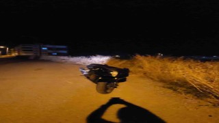 Çaldıkları motosikleti boş araziye atıp kaçtılar