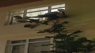 Camdan sarktı ikna edilemeyince müdahale edildi