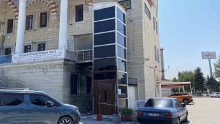 Cami avlusunda araçla birlikte yanan asansör onarılmayı bekliyor