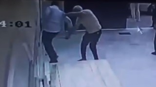 Cami müezzini bıçaklandı: O anlar kamerada