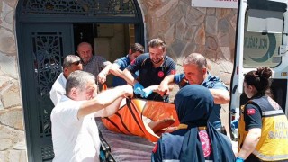 Camide sızan adamı cemaat uyandıramadı, ambulansla hastaneye kaldırıldı