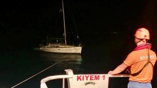 Çanakkale Boğazında makine arızası yapan tekne yedeklenerek çekildi