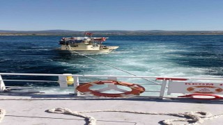 Çanakkale Boğazında makine arızası yaparak sürüklenen tekne kurtarıldı