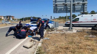 Çanakkalede otomobil motosiklete çarpıp takla attı: 1i ağır 2 yaralı