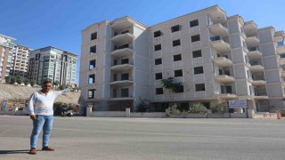 Canını hiçe sayıp ağır hasarlı binaya giren vatandaşın, yıkım öncesi yavru köpeği kurtardığı anlar kamerada