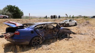 Çarpışan otomobiller tarlaya uçtu: 1 ölü, 1 ağır yaralı