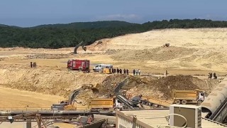 Çatalcada kum ocağında göçük: İş makinesi atık su biriken alana düştü, operatörü kurtarma çalışmaları sürüyor