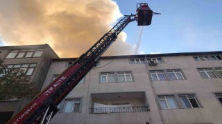 Çatı katını alevler sardı: Mahsur kalan 2 kişi kurtarıldı