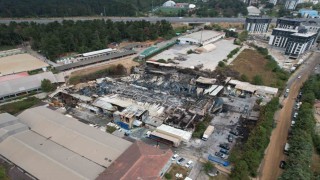 Çekmeköyde yanarak küle dönen sünger fabrikası havadan görüntülendi