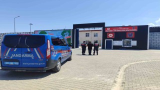 Çeşitli suçlardan aranan şahsı jandarma yakaladı