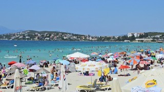 Çeşmede 14 plaj ve 2 marinada Mavi Bayrak dalgalanacak