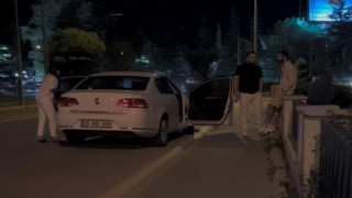 Çevirmeye yakalanarak ceza yiyen arkadaşının yanında alkol almaya devam etti