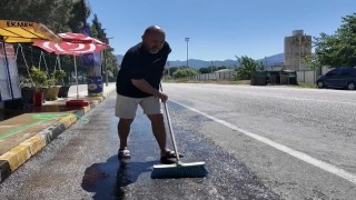 Çevreci bakkala Başkan Öküzcüoğlundan plaket