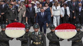 CHP Genel Başkanı Özel, Lozan Antlaşmasının 102nci yıldönümünde Anıtkabiri ziyaret etti