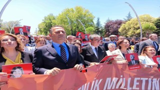 CHPli vekiller, operasyonları protesto etmek için slogan atarak yürüdü