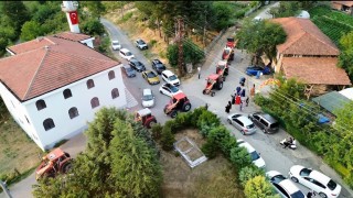 Çiftçi baba, oğlunun isteğini kırmadı, sünnet konvoyunu traktörlerle yaptı
