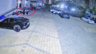 Çocuklar arasındaki kavgaya silahla müdahale eden şahıs güvenlik kamerasına yansıdı