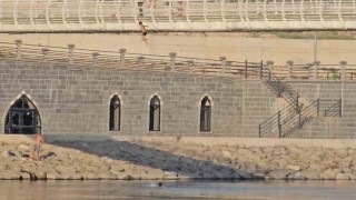 Çocuklar tehlikeye aldırış etmedi metrelerce yükseklikten suya atladı