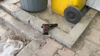 Çocukların çöpte bulduğu tabanca ekipleri harekete geçirdi