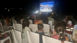 Çölün ortasına beyaz perde kuruldu