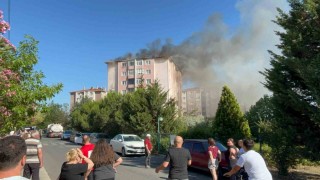 Çorluda apartman çatısı alev alev yandı