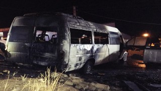 Çorluda park halindeki iki minibüs alev topuna döndü