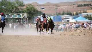 Çorumda at yarışları nefes kesti