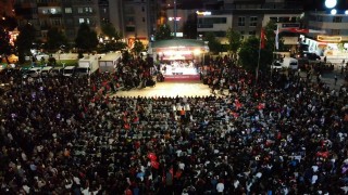 Çorumda binlerce kişi 15 Temmuz şehitlerini andı: Ahmet Şafak türküleriyle duygulandırdı