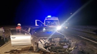 Çorumda iki otomobil kafa kafaya çarpıştı: 4 yaralı