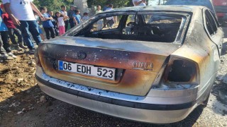 Çorumda park halindeki araç alev alev yandı