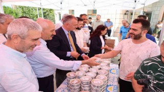 Cuma namazı sonrası aşure dağıtıldı