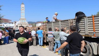 Cumayeri Belediyesi 1 tır karpuz dağıttı