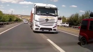 D-110 Karayolunda tırın tehlikeli yolculuğu bir aracın güvenlik kamerasıyla saniye saniye kaydedildi