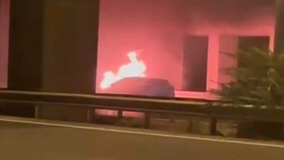 D100de alev topuna dönen otomobil kullanılamaz hale geldi