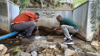 Dağdan çıkan su, vatandaşı serinletiyor