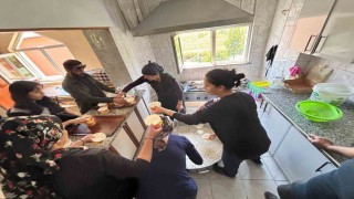 Damalda cemevinde lokma ve aşure ikramı yapıldı