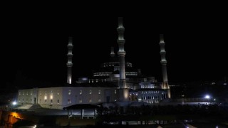 Darbe girişiminde birlik ve beraberliğin sembolü olan selayı Diyanet İşleri Başkanı Erbaş okudu