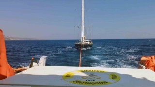 Datçada açıklarında arızalanan ve sürüklenen yelkenli tekne kurtarıldı