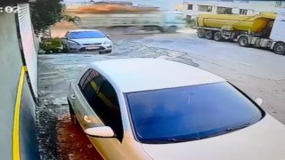 Demir yüklü kamyon 8 metrelik duvardan bahçeye uçtu