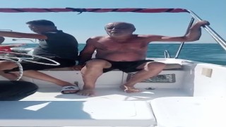 Denizde boğulma tehlikesi geçiren şahsı vatandaşlar kurtardı