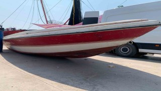 Denizde bulunan teknenin sahibi aranıyor